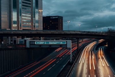 夜间道路长曝光摄影